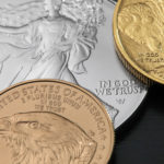 Münzen aus Gold und Silber mit der Inschrift "in god we trust"