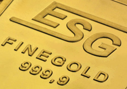 Closeup eines geprägten ESG Goldbarren mit Fokus auf das Logo und den Feingoldgehalt