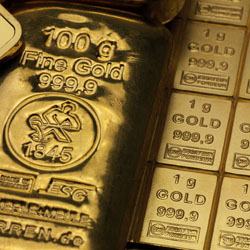 Goldbarren neben Goldtafel